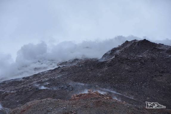 Fumaça e vapor ainda saem das encostas internas do vulcão Chaitén, no sul do Chile